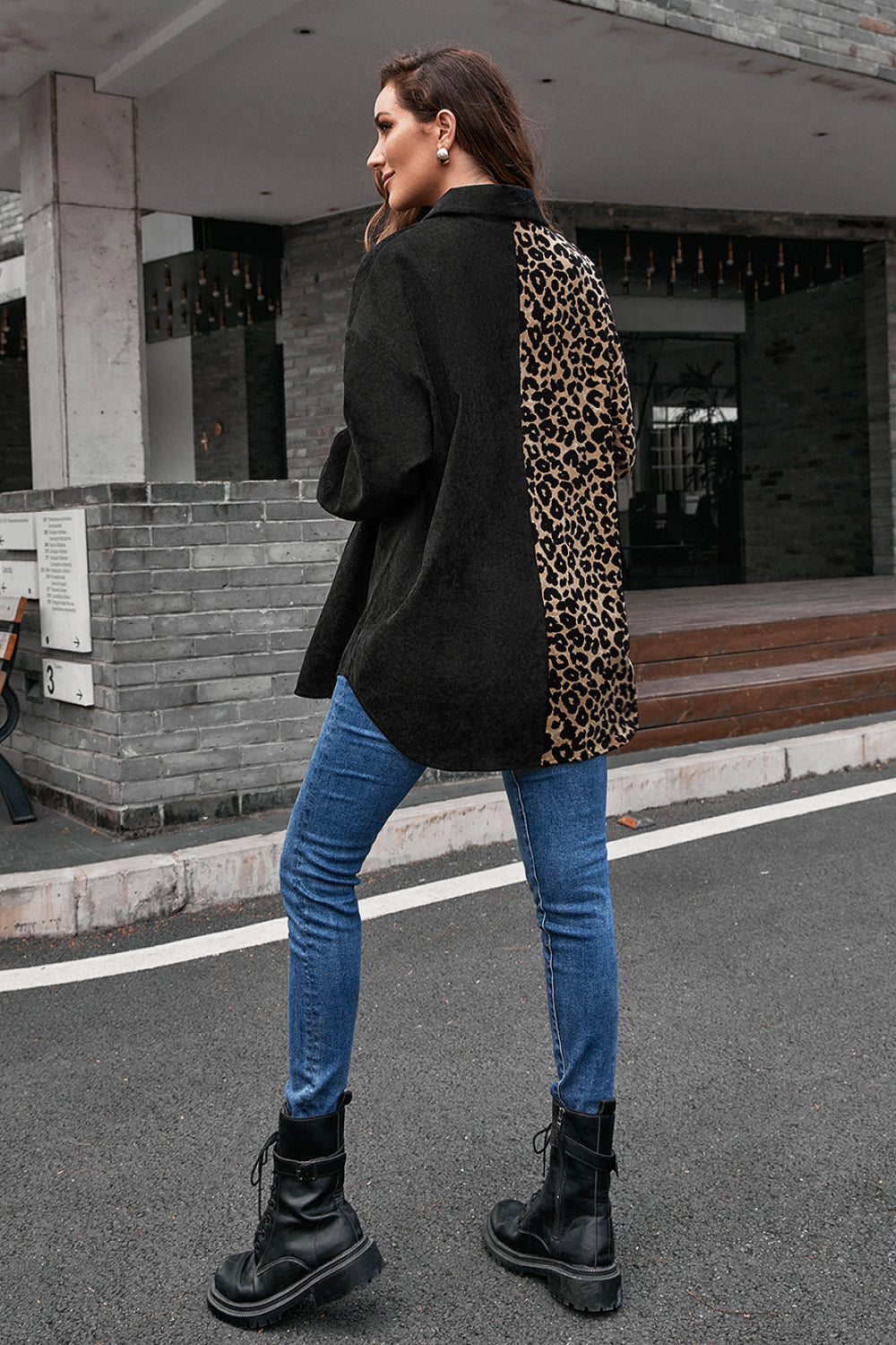 Zweifarbiges Hemd mit gespleißter Button-Down-Tasche