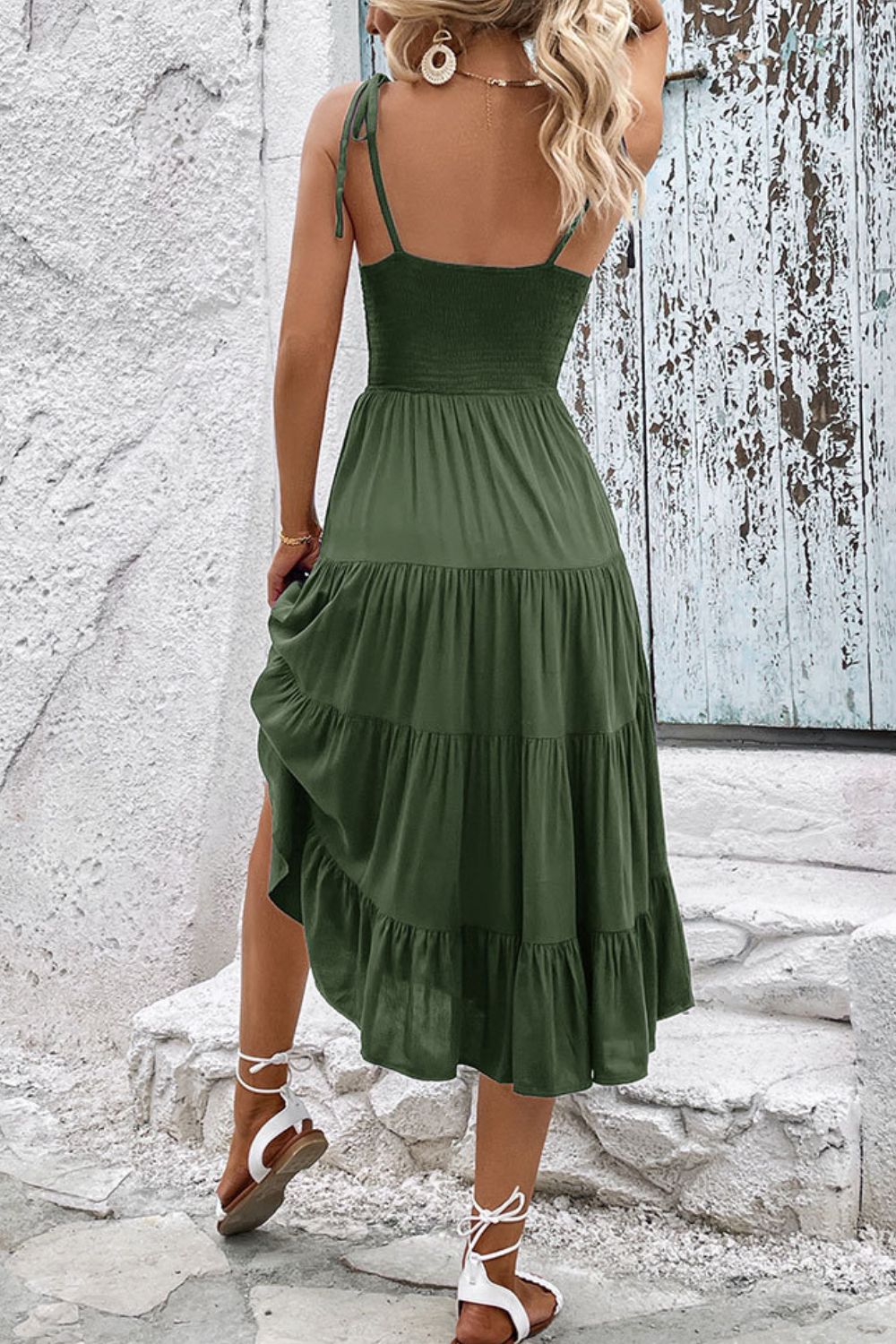 Robe mi-longue à volants et épaules nouées