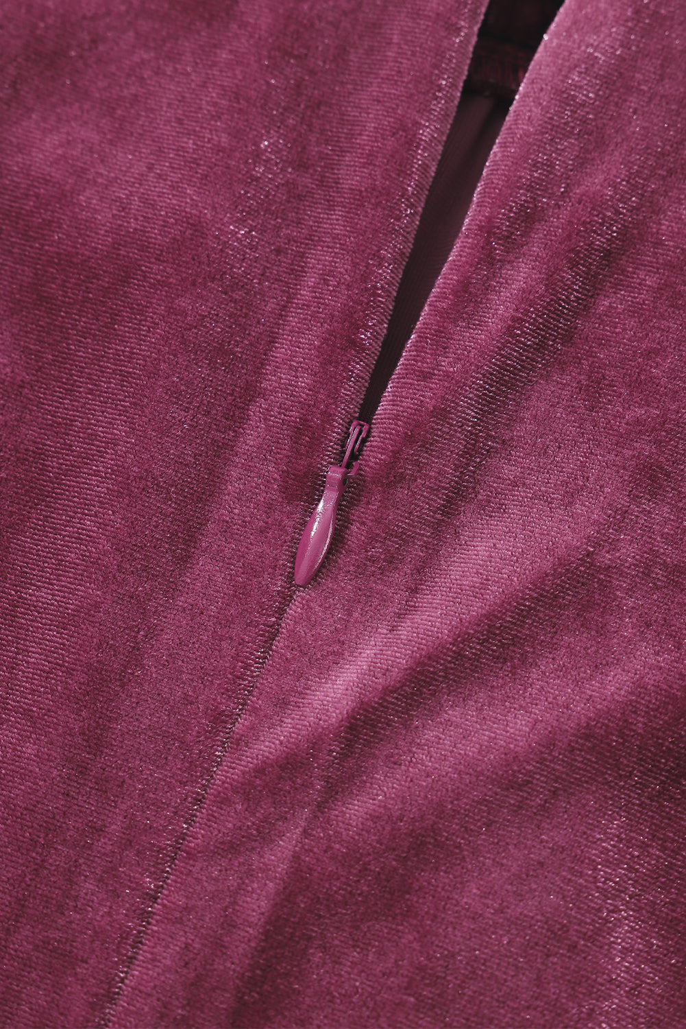 Robe en velours bordeaux à col montant et manches volantées