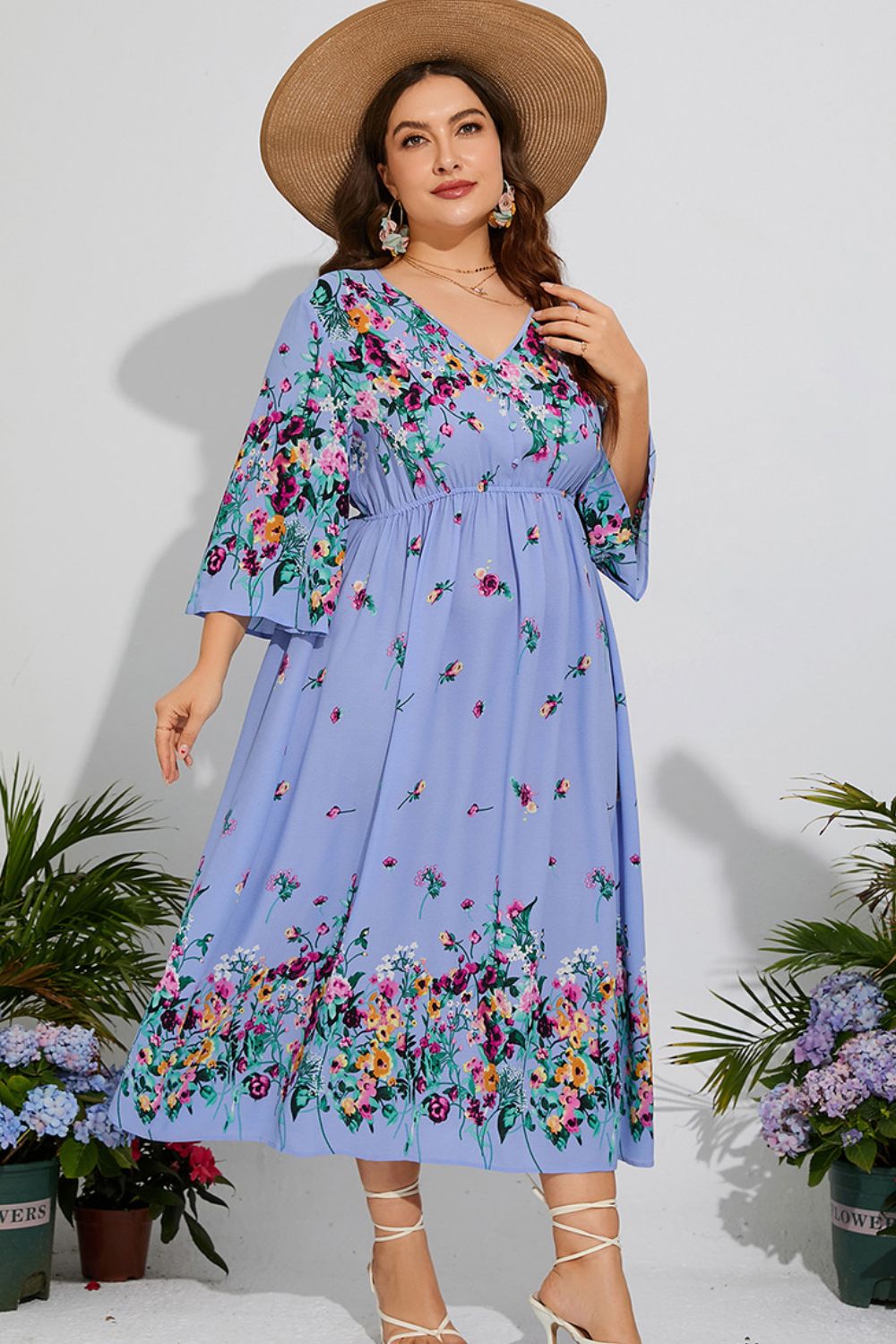 Robe mi-longue fleurie grande taille à col en V et manches trois-quarts
