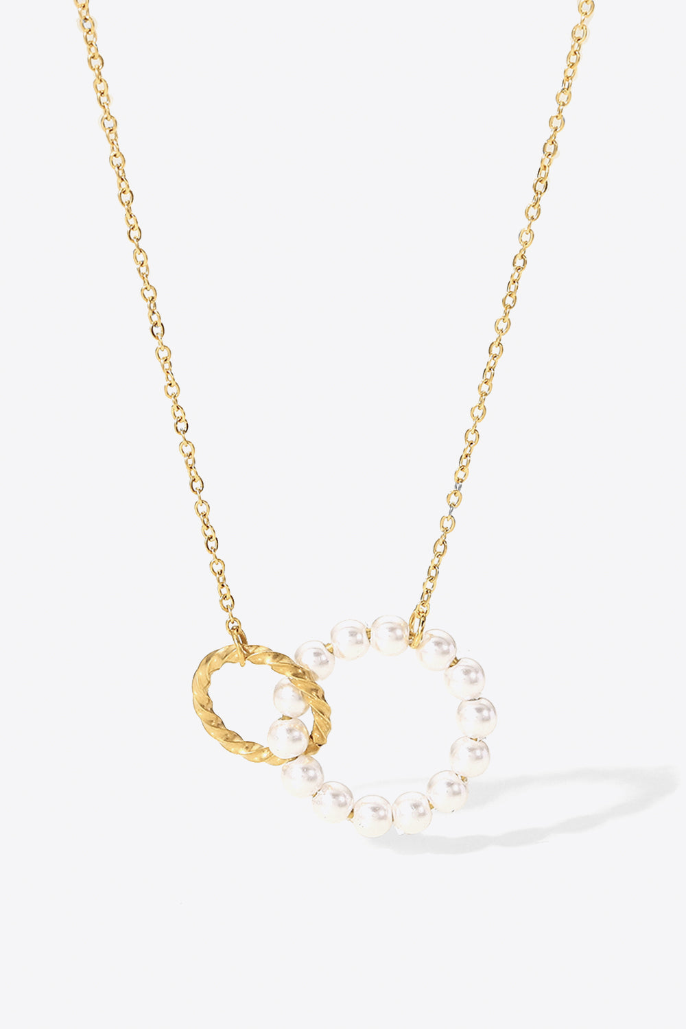 Collier avec pendentif en forme de créole en perles