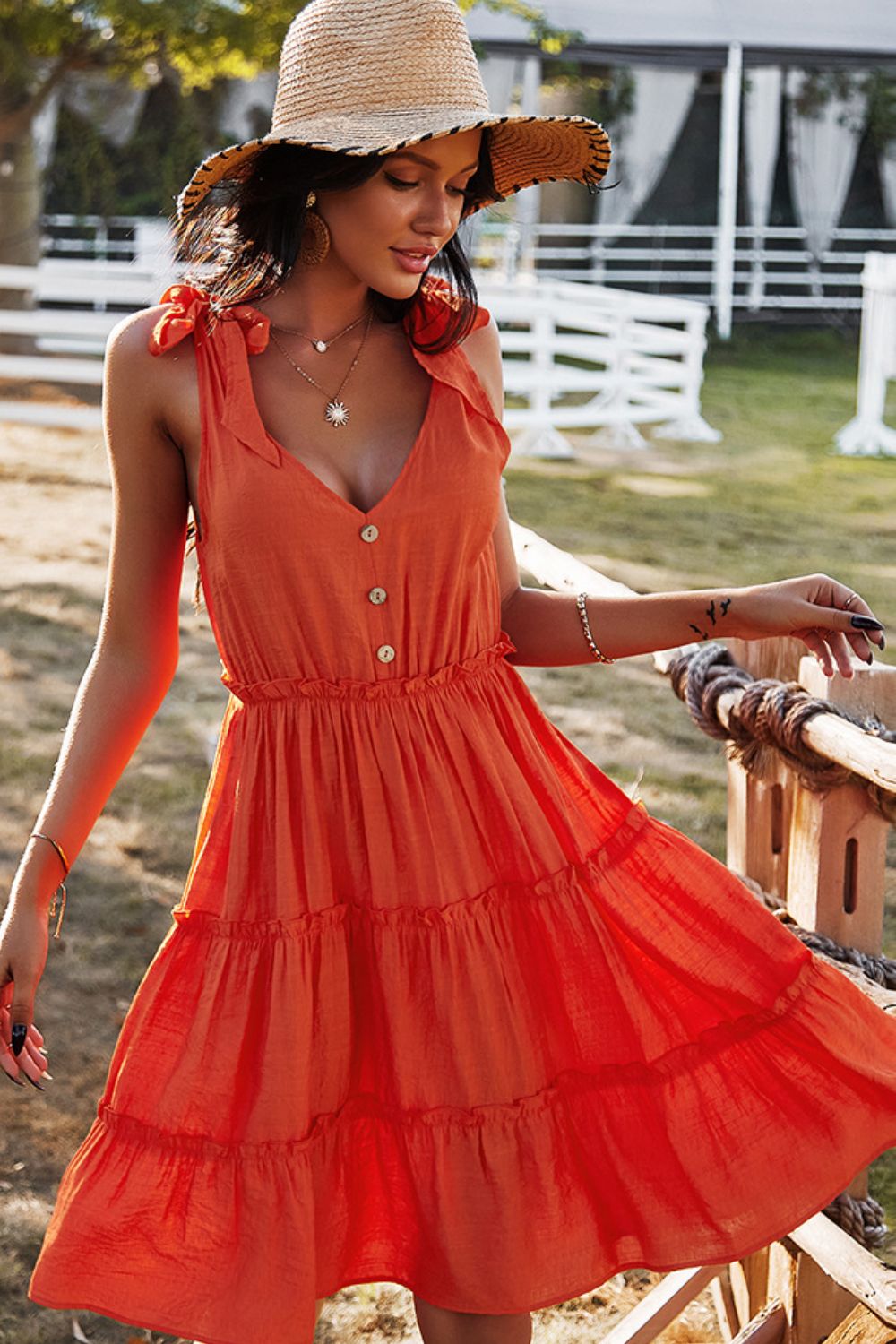 Robe à col en V et boutons décoratifs à épaules nouées