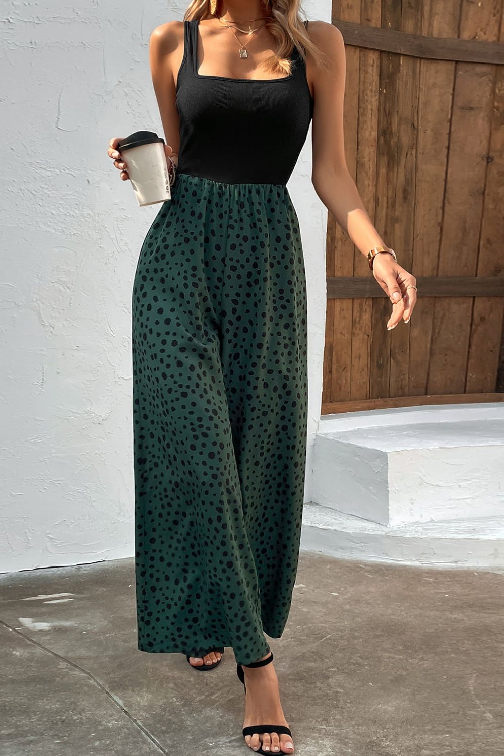 Zweifarbiger Jumpsuit mit eckigem Ausschnitt und weitem Bein