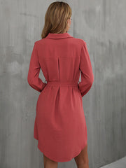 Robe chemise boutonnée à manches longues et ceinture