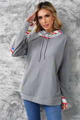 Kapuzenpullover mit Regenbogenstreifen, Reißverschlussdetail und Ellenbogenflicken