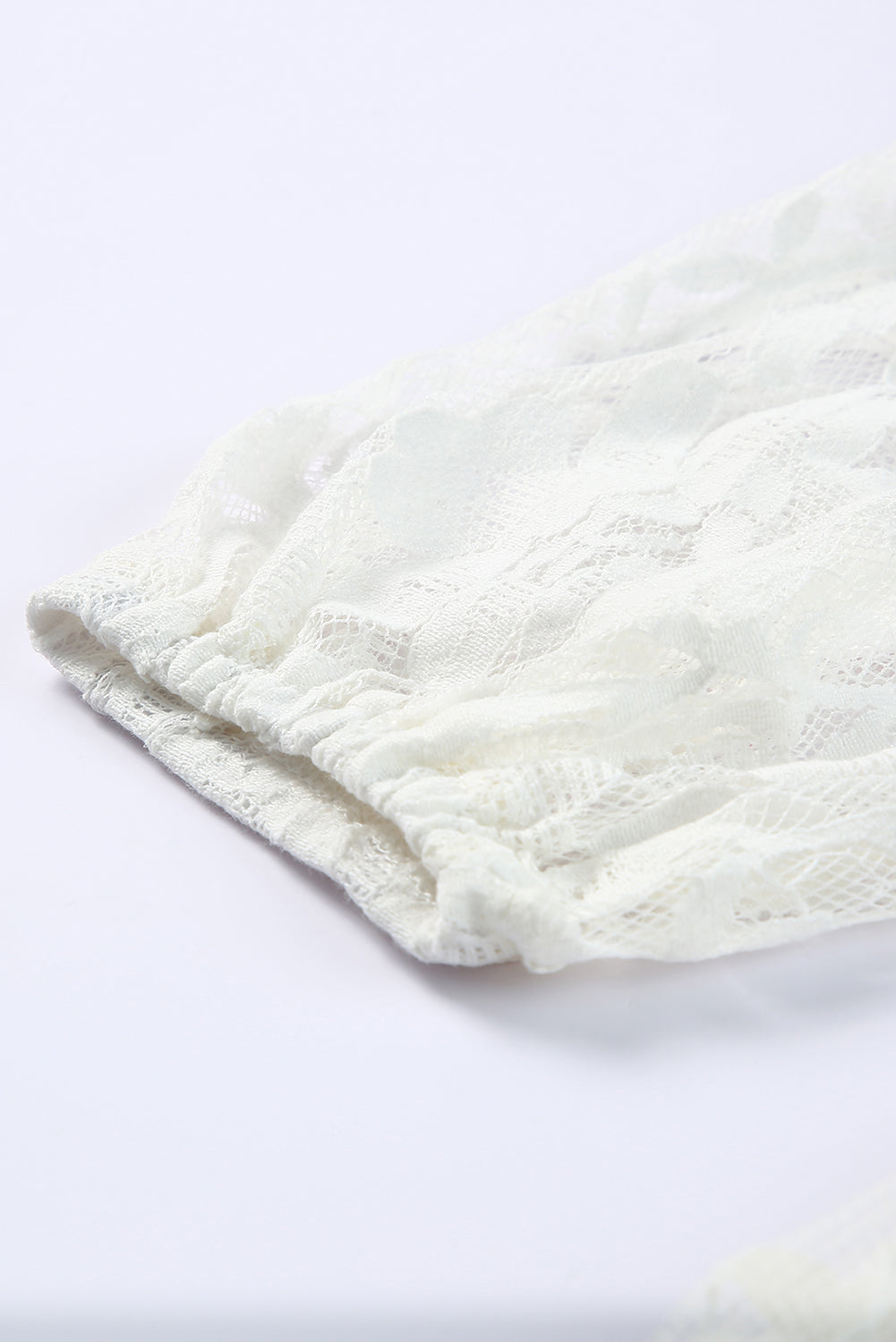 Robe à volants en dentelle à manches bouffantes et dos noué