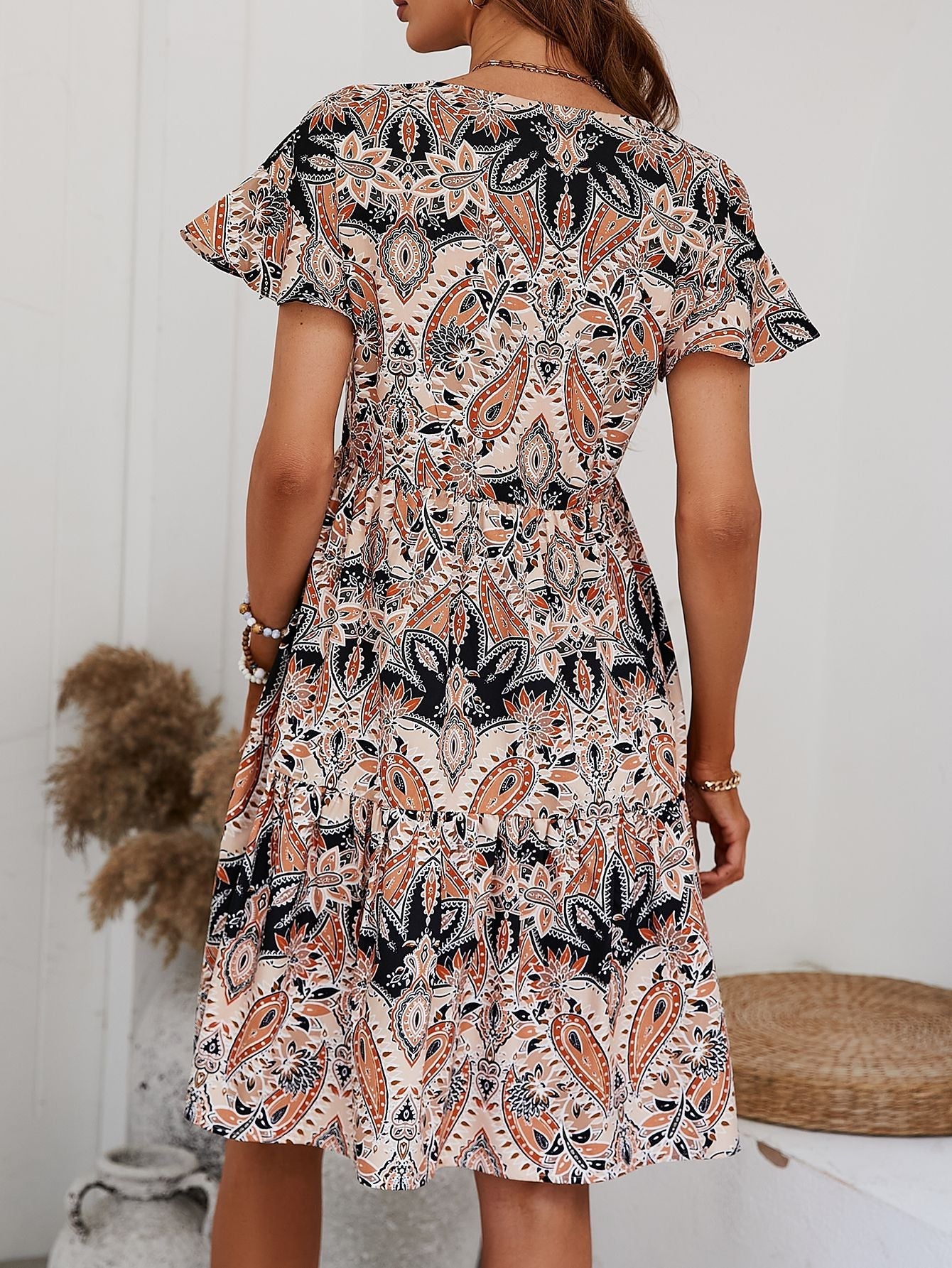 Robe imprimée à volants et col en V