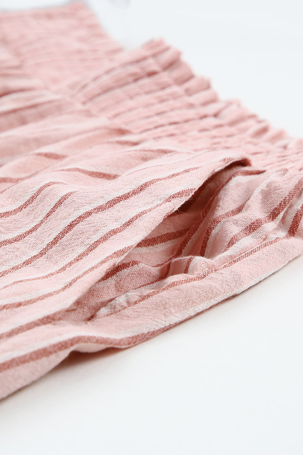 Gestreifte Paperbag-Shorts mit ausgefranstem Saum