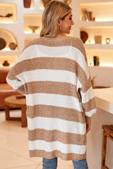 Khakifarbene, gestreifte Strickjacke mit Rippenmuster und Ballonärmeln