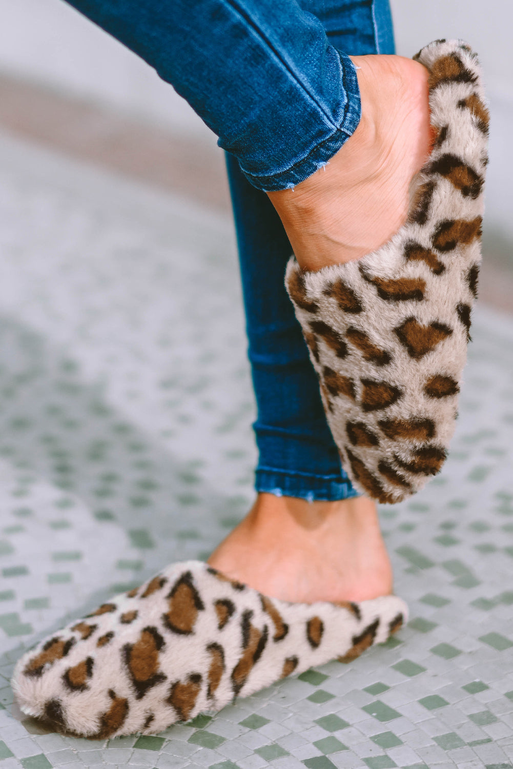 Chaussons d'intérieur pelucheux à imprimé léopard camel