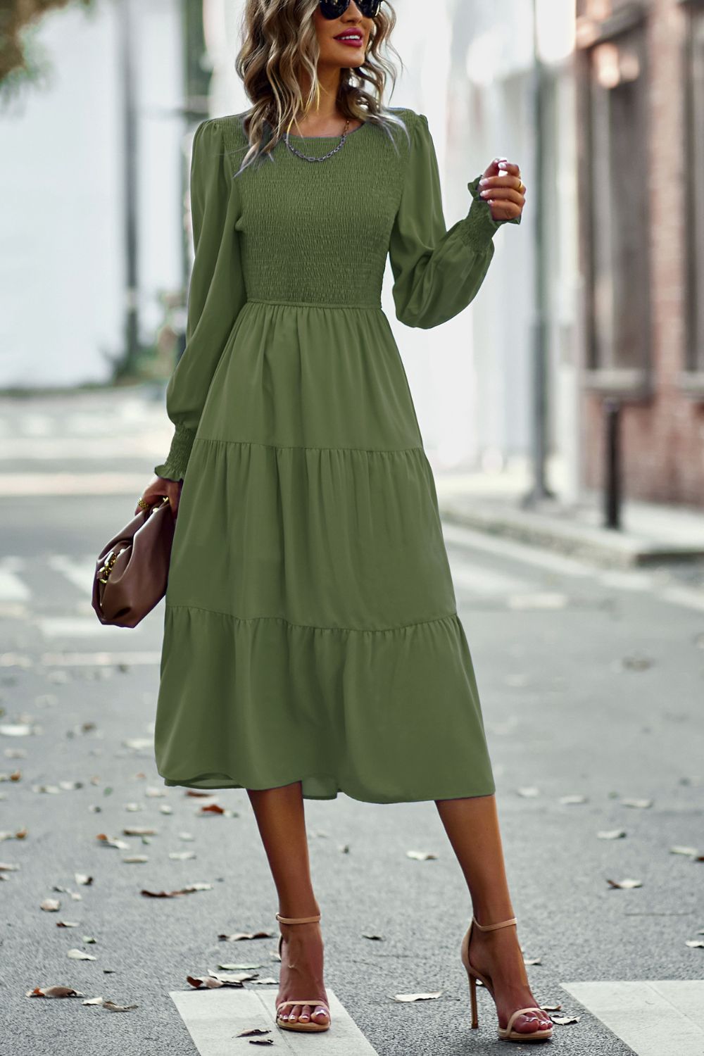 Gesmoktes, gestuftes Midikleid mit langen Puffärmeln