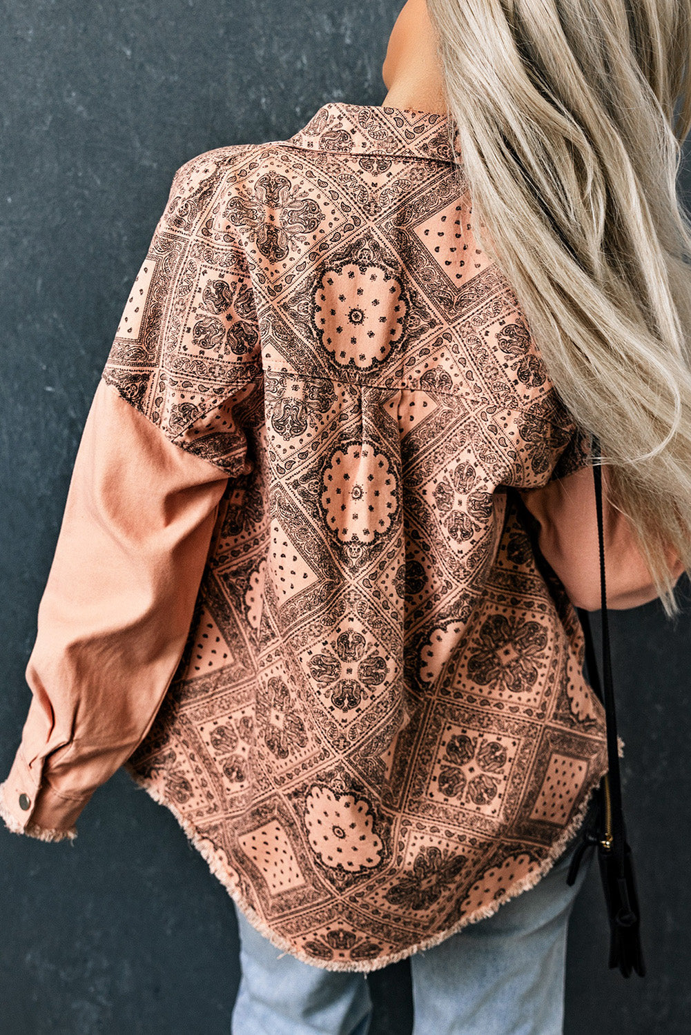 Bedruckte Button-Down-Jacke mit offenem Saum und Taschen