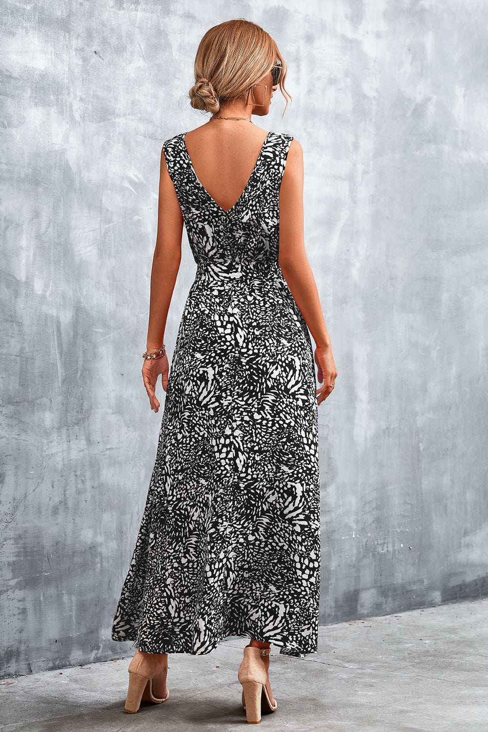 Robe longue imprimée à col en V et ceinture nouée