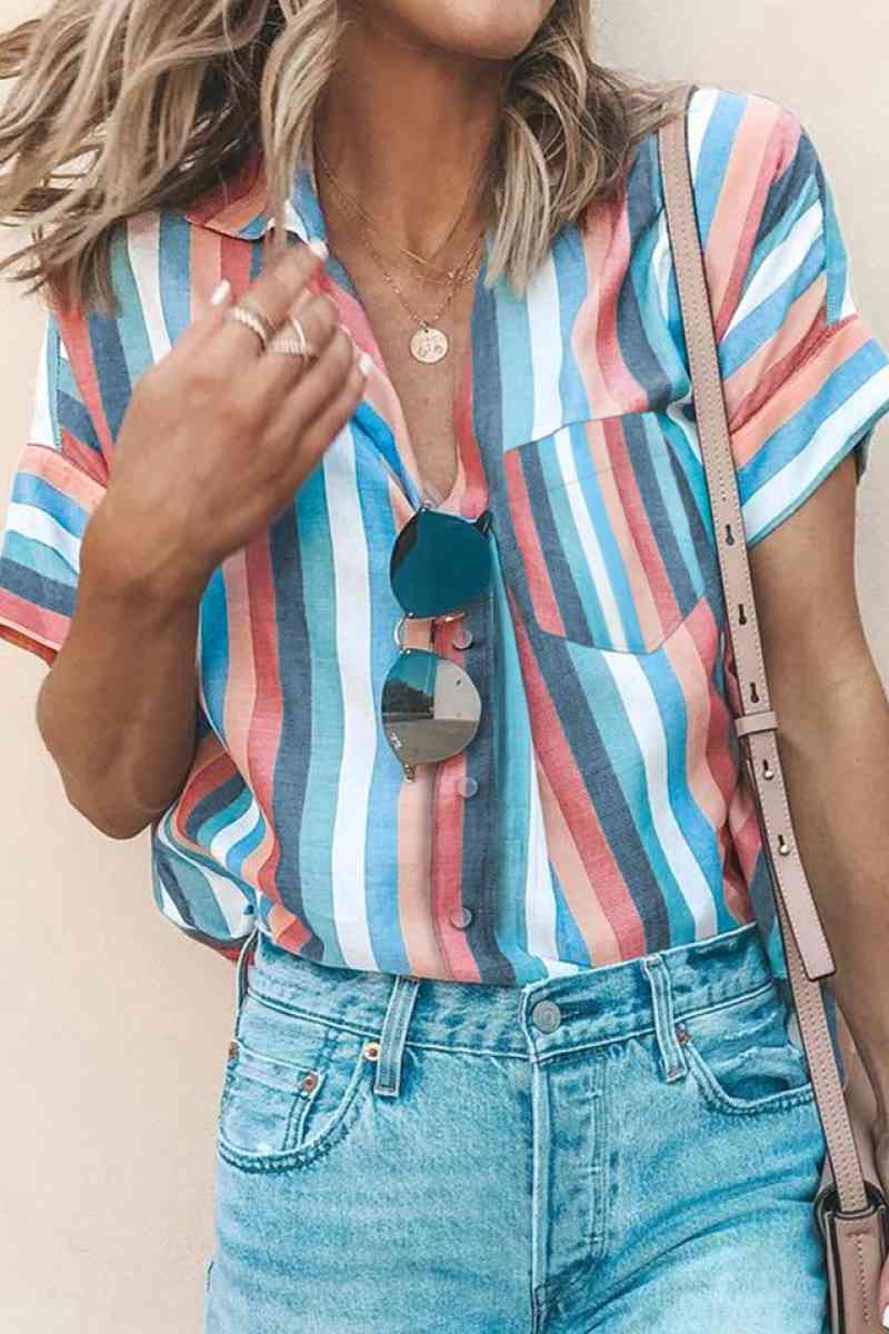 Gestreiftes Oberteil mit Kragen, Button-Down-Kragen und Taschen
