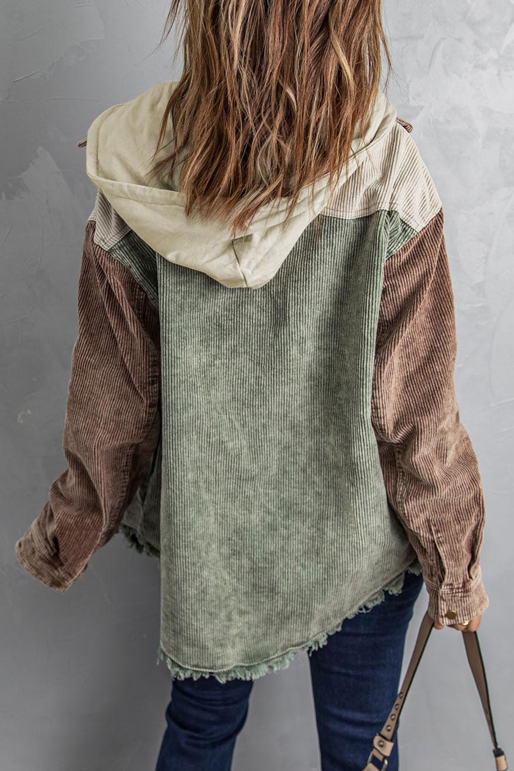Veste-chemise à capuche en velours côtelé avec boutons-pression sur le devant