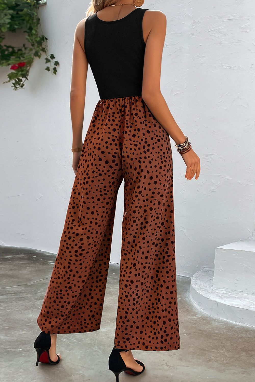 Zweifarbiger Jumpsuit mit eckigem Ausschnitt und weitem Bein