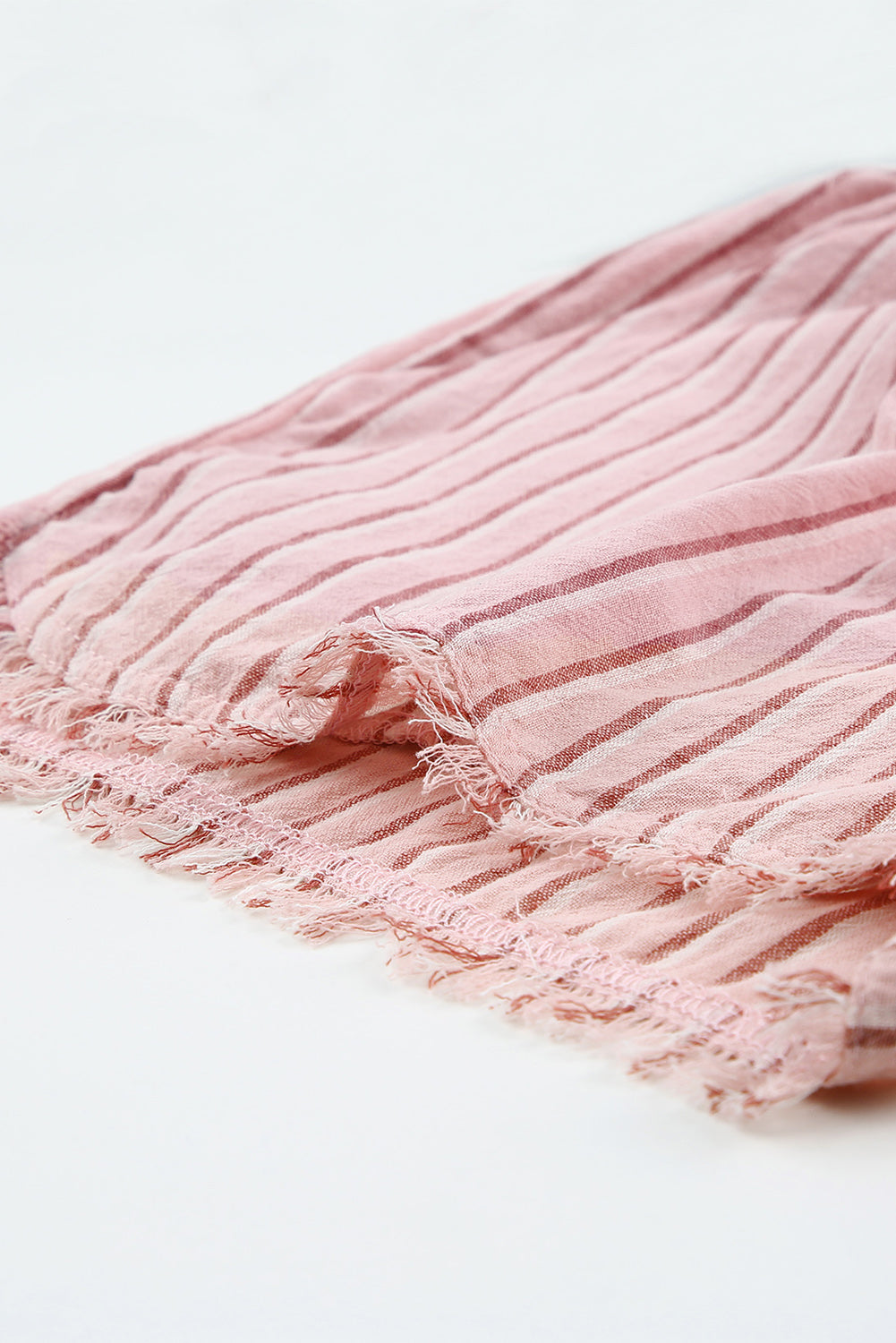 Gestreifte Paperbag-Shorts mit ausgefranstem Saum