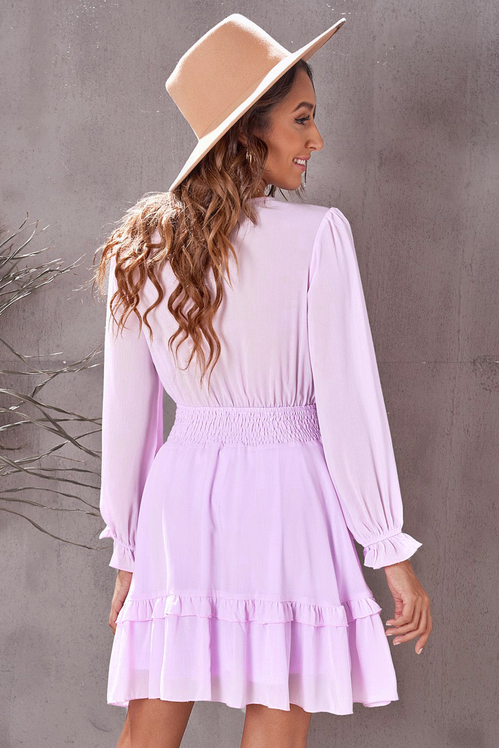 Robe à volants et taille froncée et décolleté plongeant