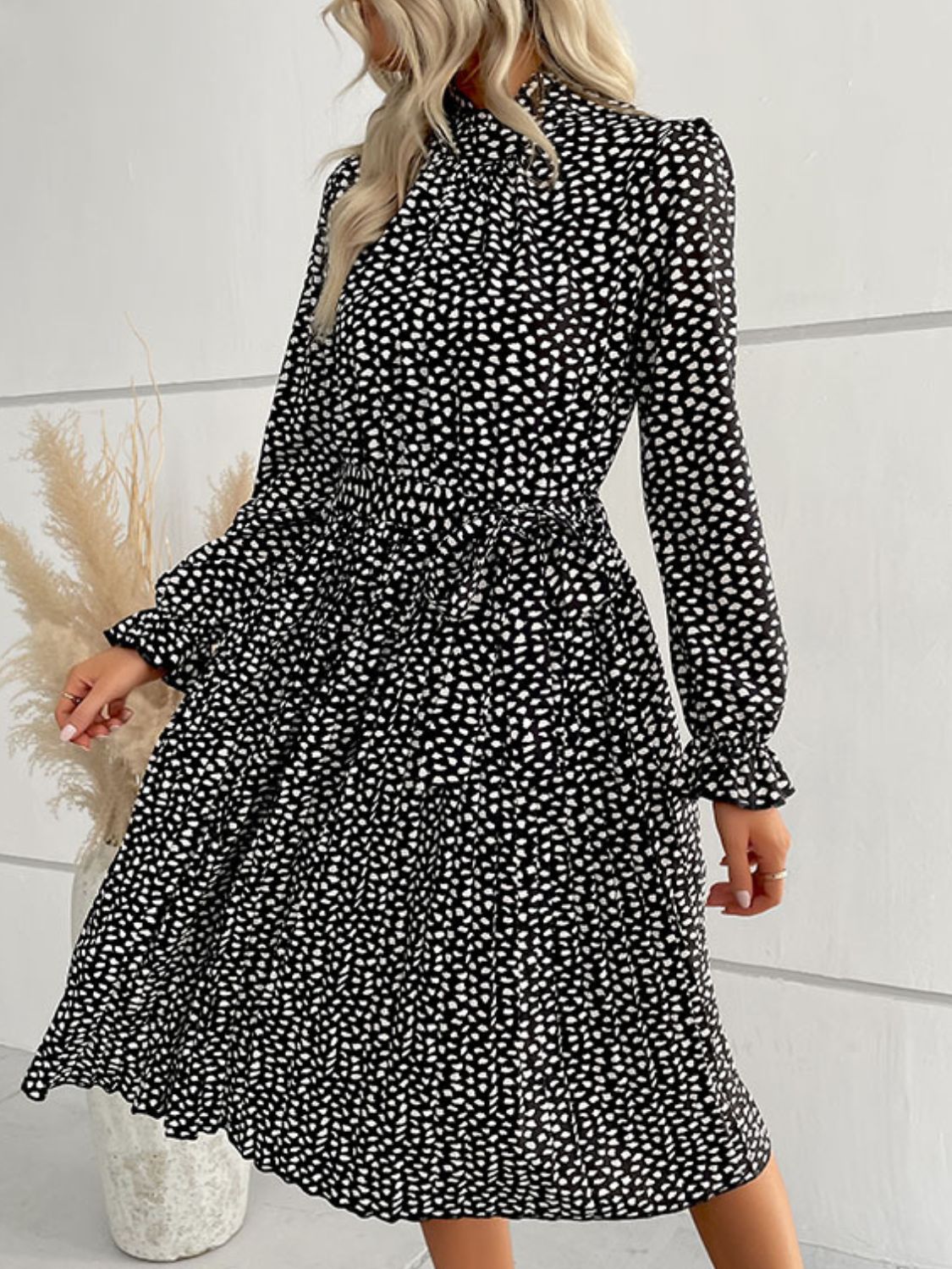Robe mi-longue imprimée à volants et taille nouée