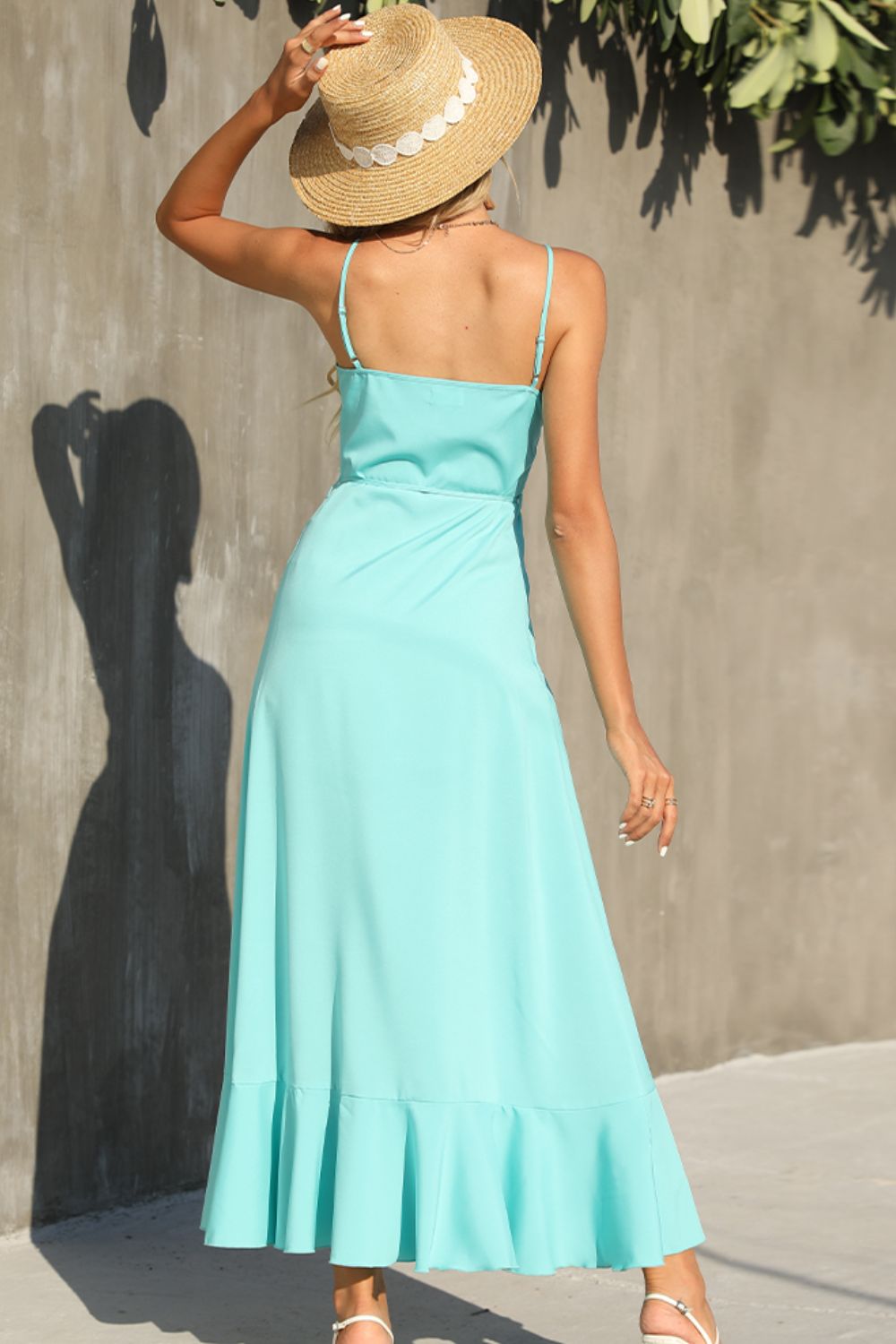 Robe à bretelles spaghetti et ourlet à volants avec boutons décoratifs