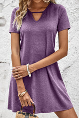 Mini-robe à manches courtes et col en V