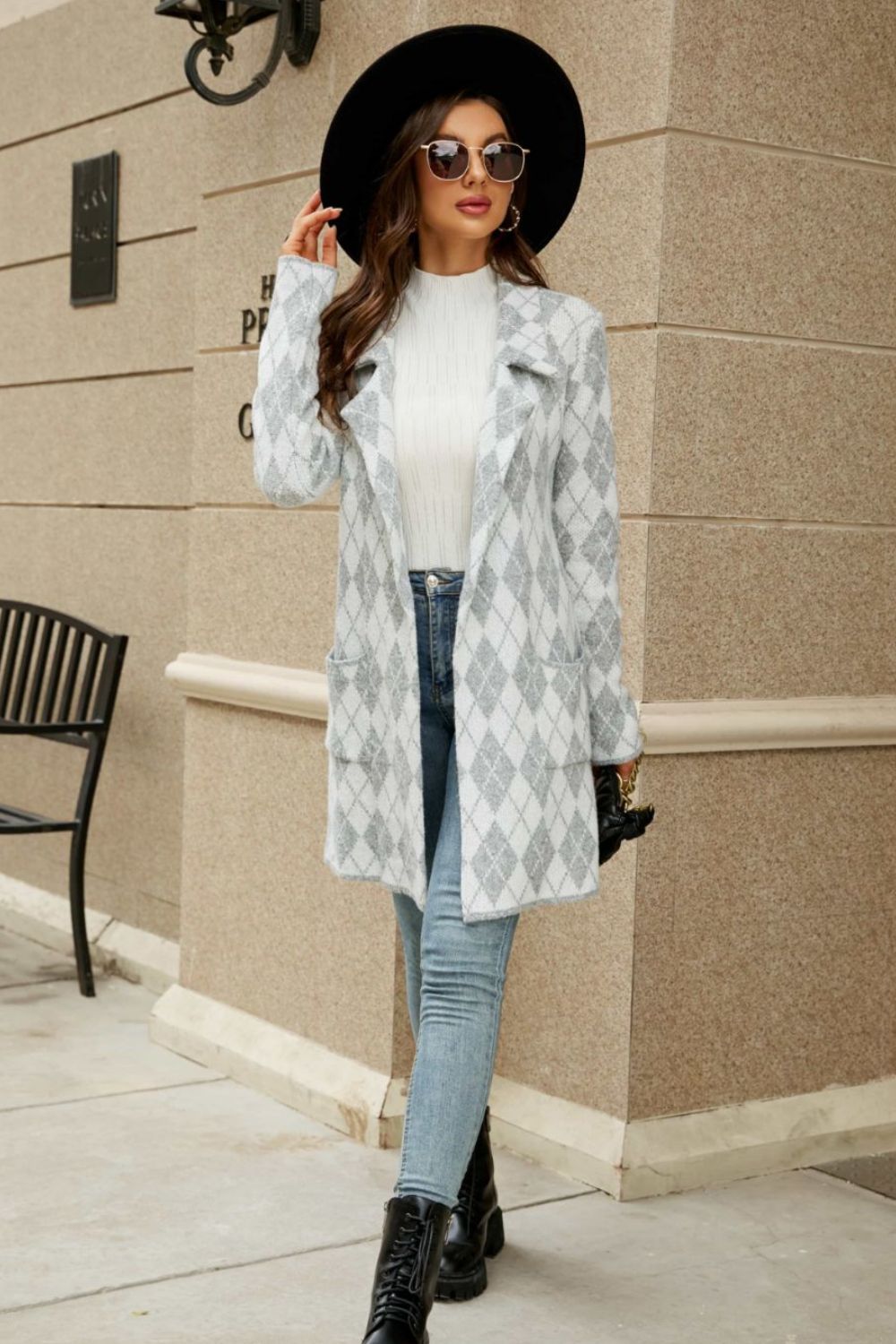 Bedruckte Strickjacke mit offenem Reverskragen vorne und Taschen
