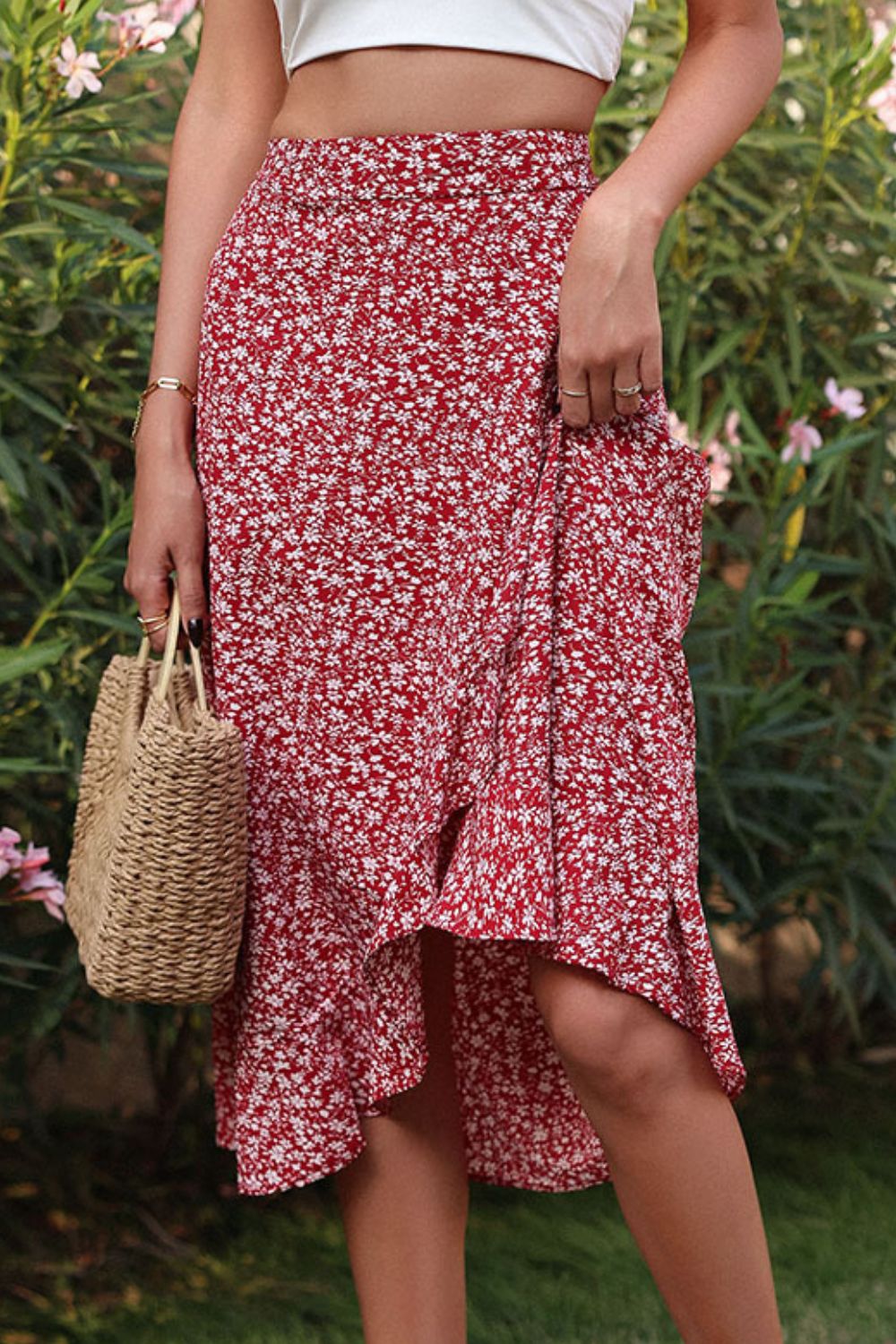 Jupe asymétrique à volants et à petites fleurs