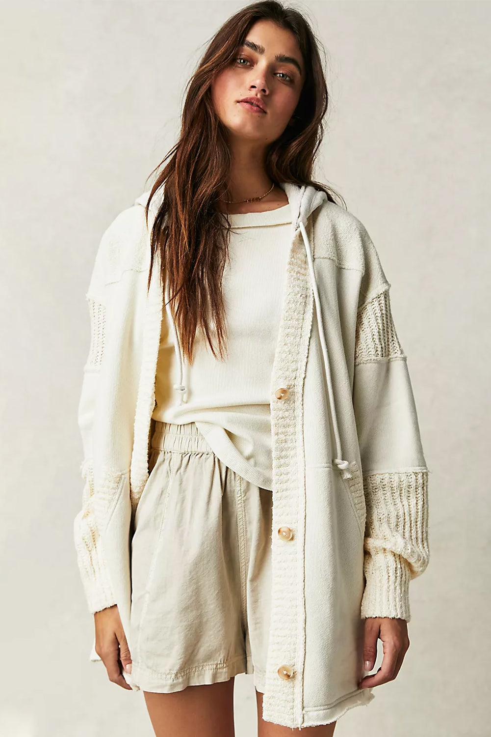 Dunkelgraue Strickjacke mit Patchwork-Knopfleiste und Kapuze