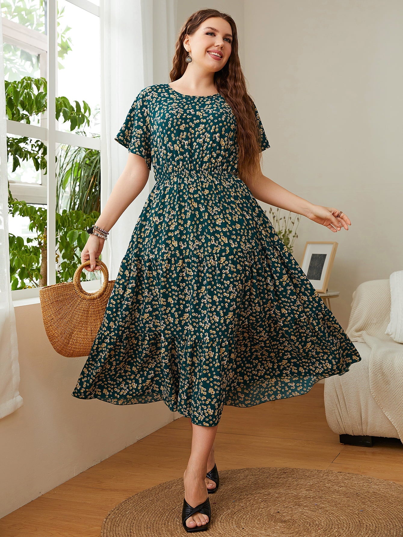 Robe mi-longue fleurie grande taille à col rond et manches courtes