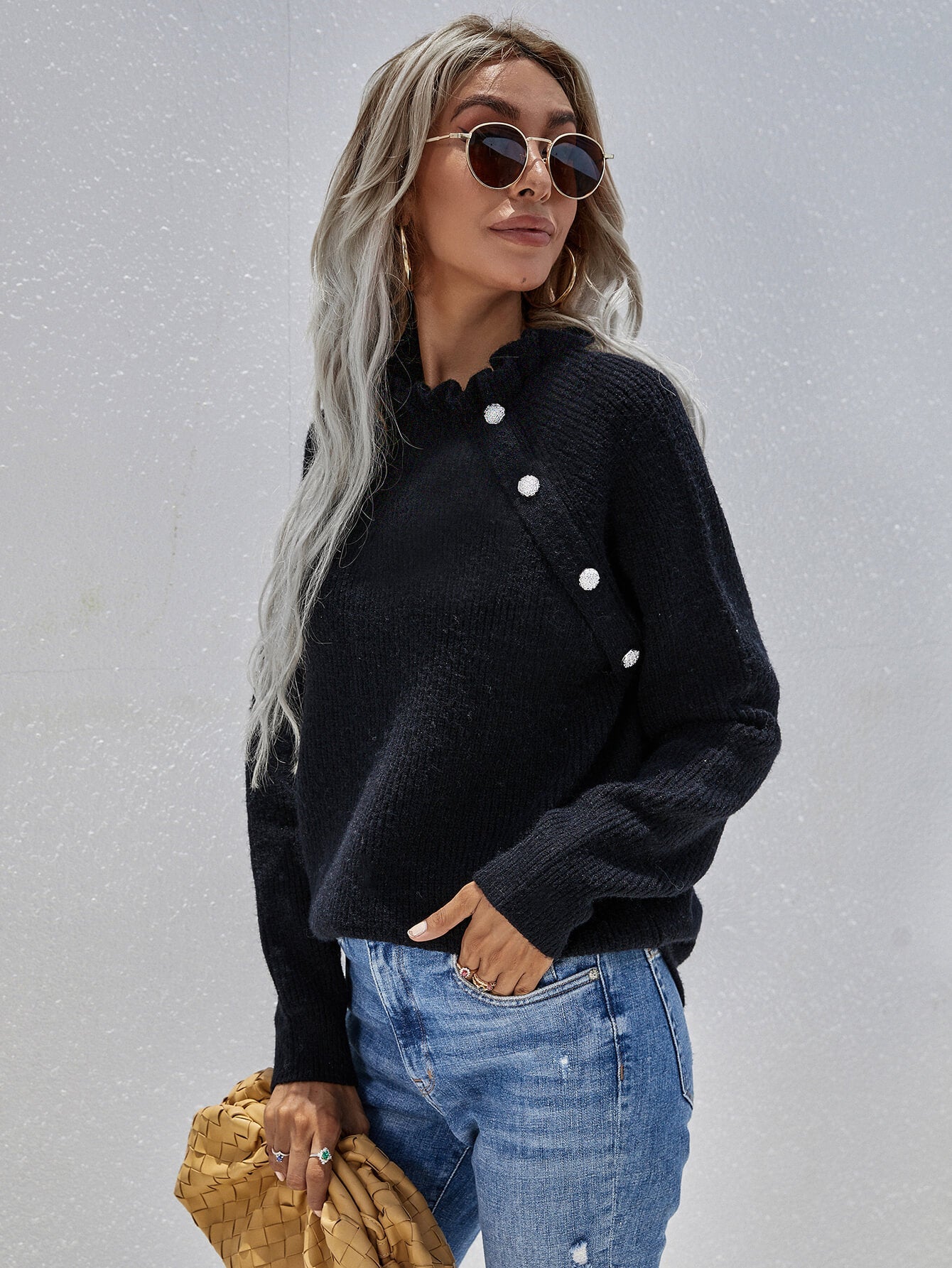 Rippstrickpullover mit Knopfdetail und Rüschenkragen