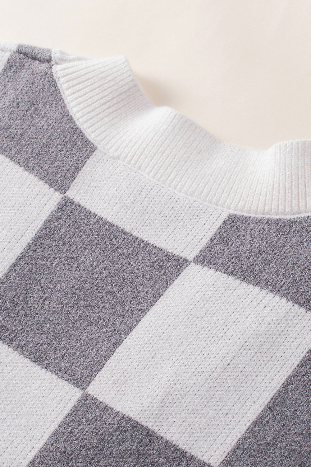 Braune Strickjacke mit Farbblock-Muster und geripptem Strick und Knopfleiste
