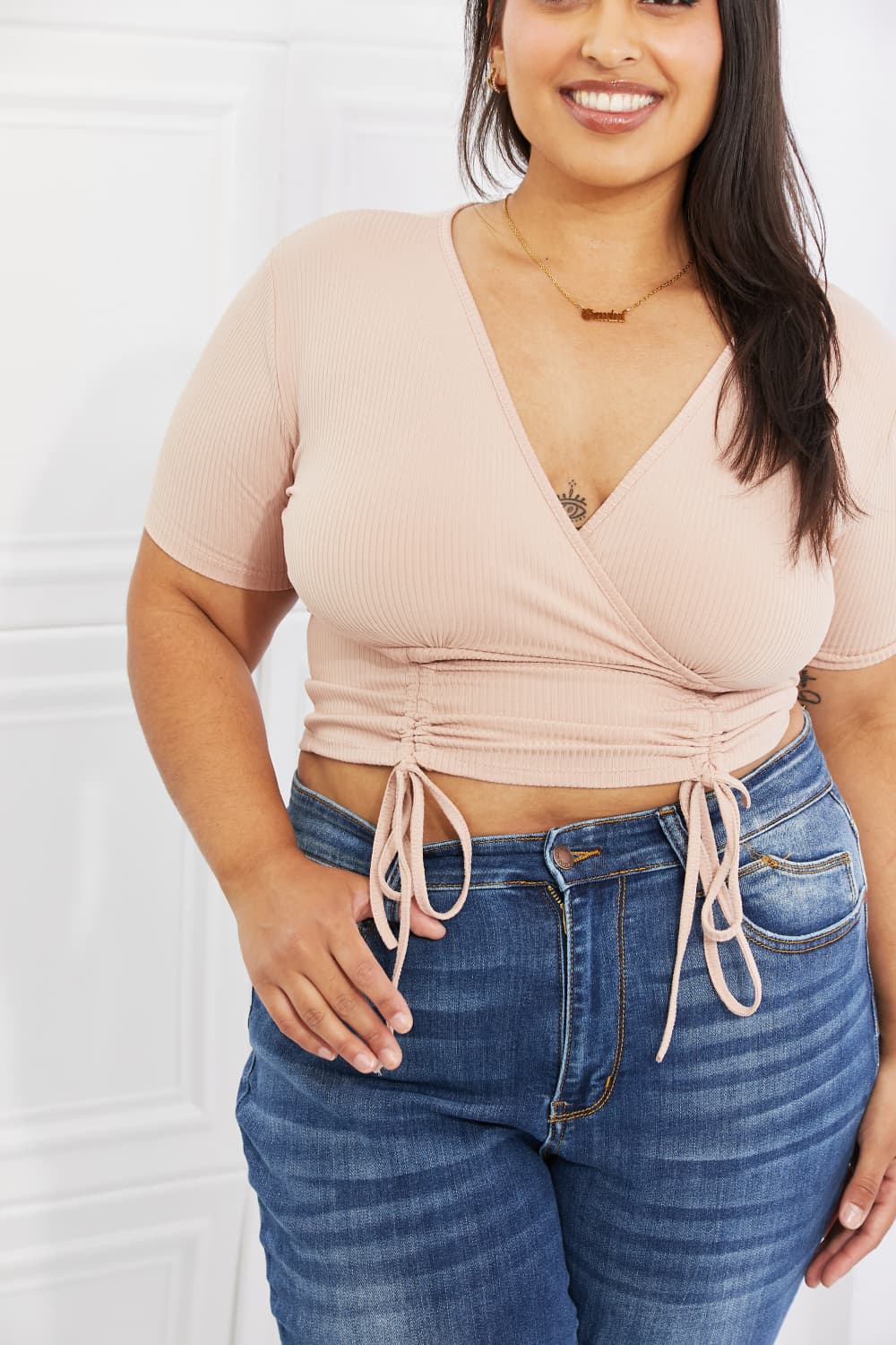 Capella – Back To Simple – Geripptes Oberteil mit Raffung vorne in voller Größe in Blush