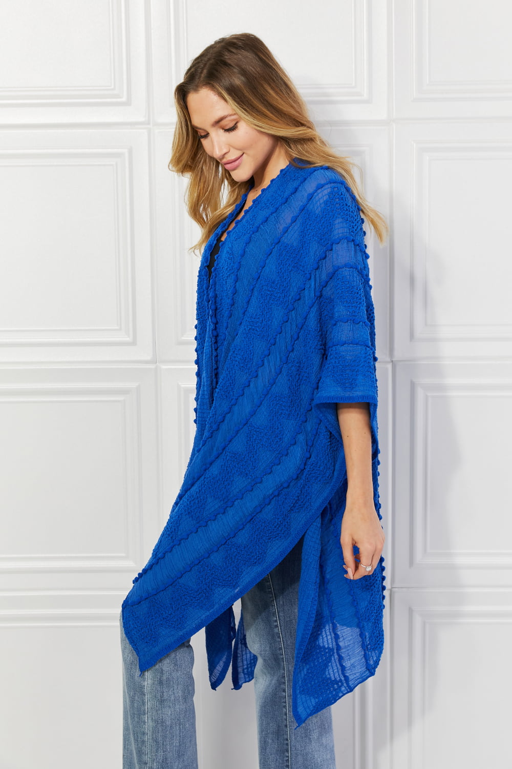 Justin Taylor – Asymmetrischer Poncho-Cardigan mit Pom-Poms in Blau