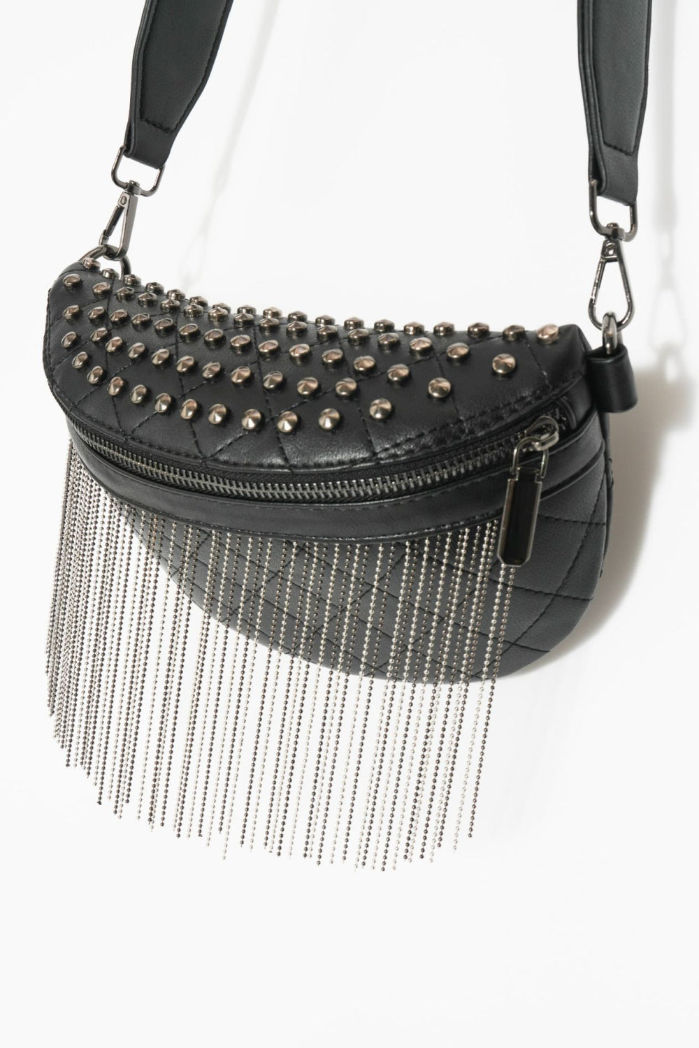 Schultertasche aus PU-Leder mit Nieten und Fransen
