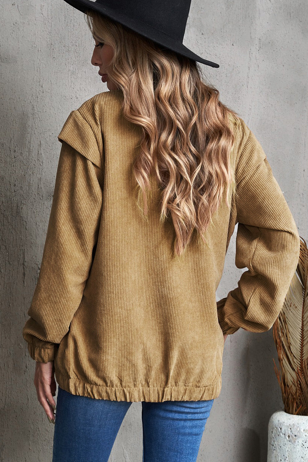 Veste-chemise en velours côtelé avec boutons-pression sur le devant et détails sur les épaules