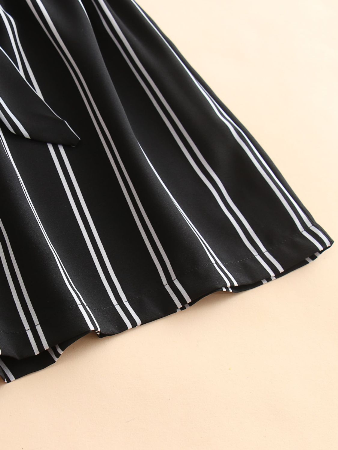Gestreifte Shorts mit Bindegürtel