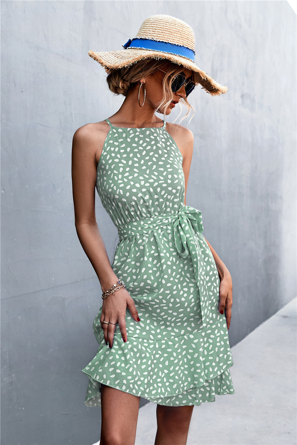 Robe imprimée sans manches à volants et taille nouée