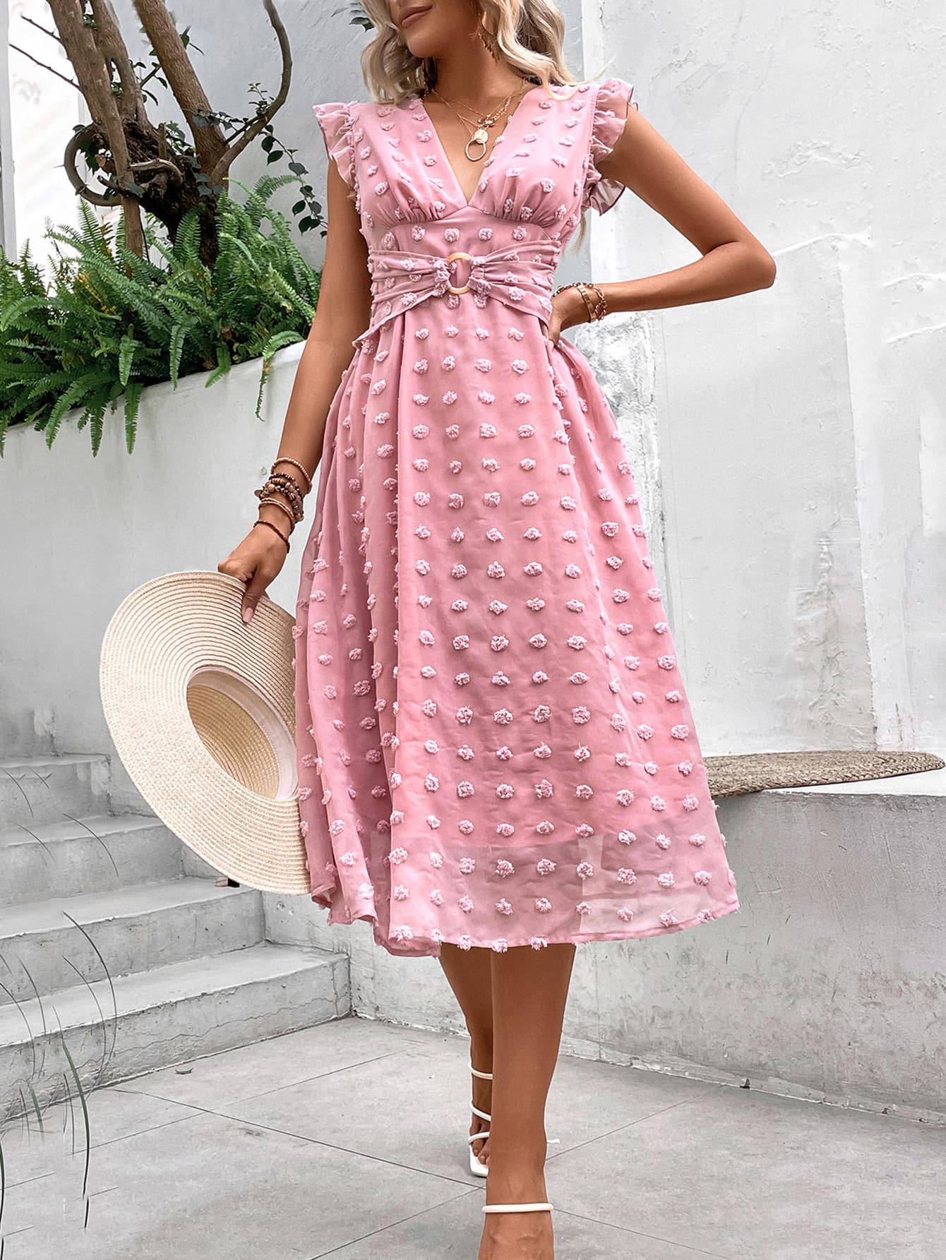 Kleid mit V-Ausschnitt und Flügelärmeln im Swiss Dot-Muster