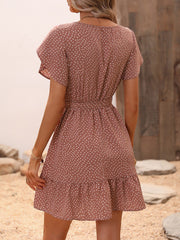 Robe imprimée à taille nouée et manches pétales avec ourlet à volants
