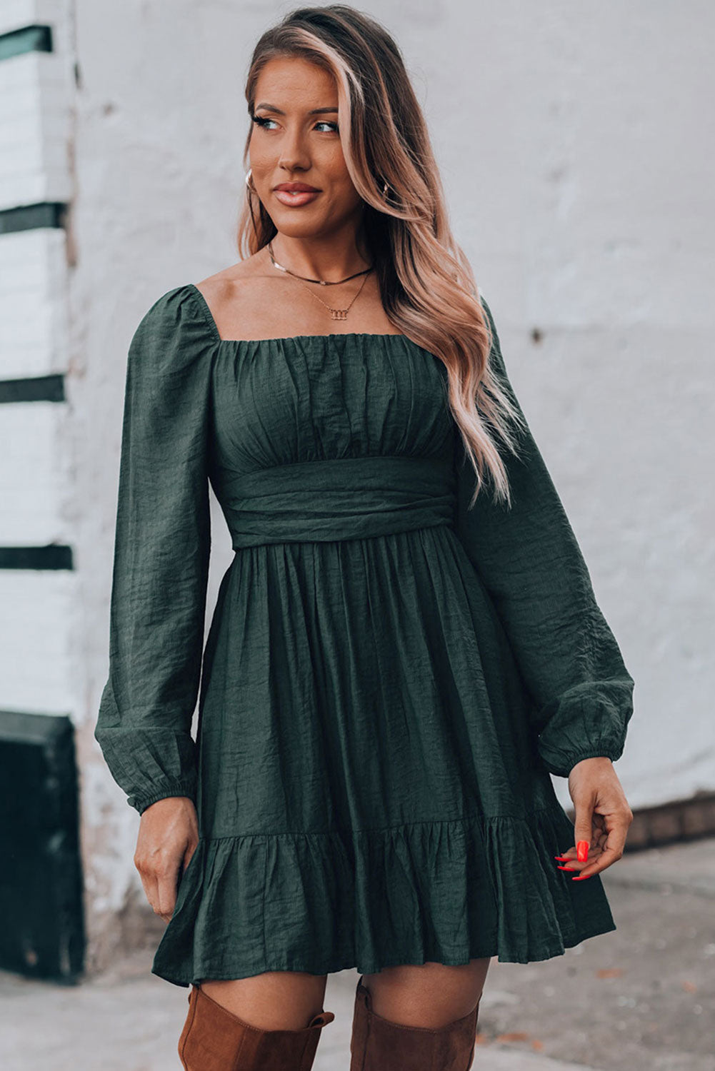 Robe trapèze verte unie à ourlet volanté et col carré