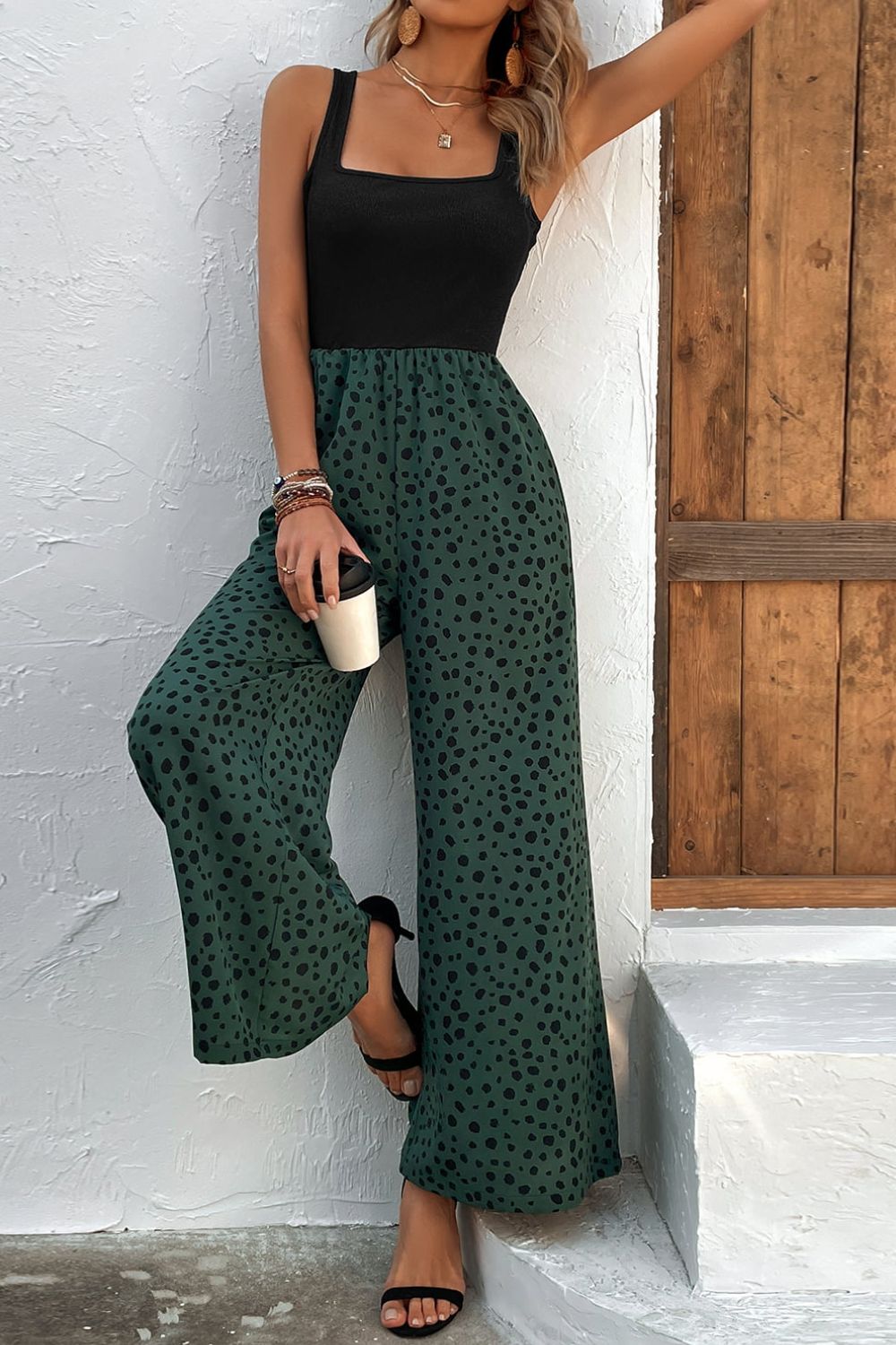 Zweifarbiger Jumpsuit mit eckigem Ausschnitt und weitem Bein