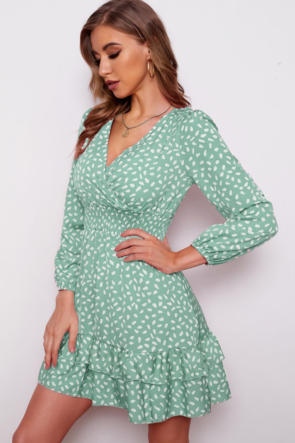 Robe imprimée à col surplis et manches bouffantes avec ourlet à volants