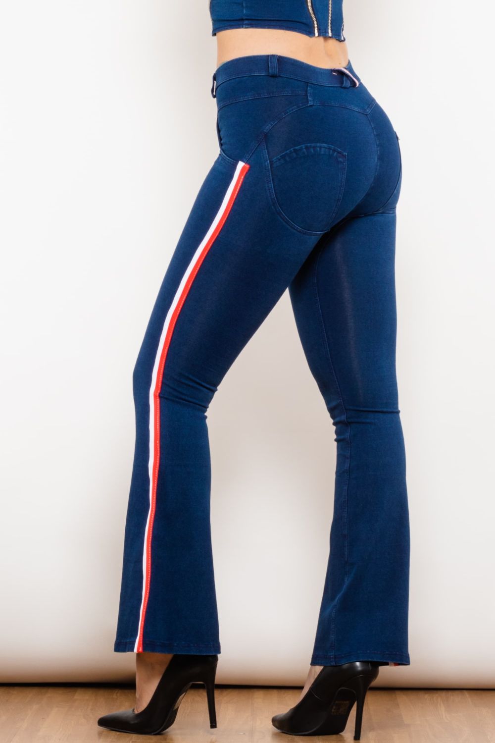 Bootcut-Jeans mit seitlichen Streifen und Knöpfen