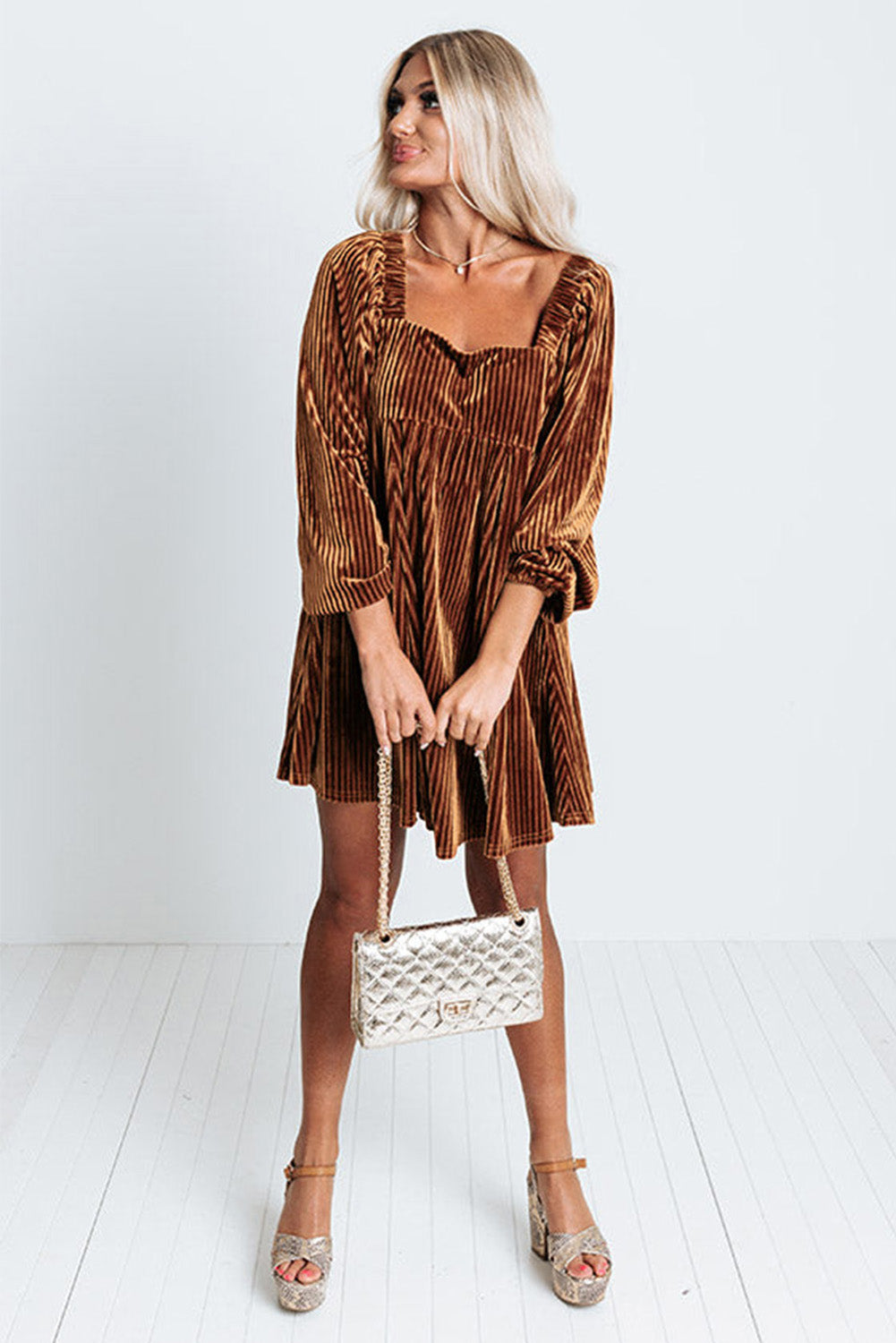 Robe babydoll verte en velours côtelé à col carré et dos noué