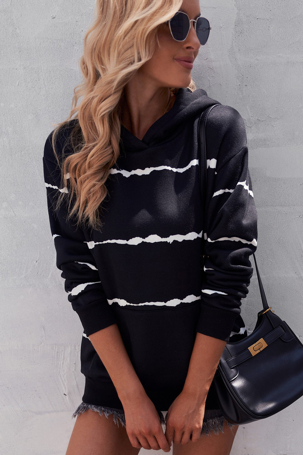 Gestreifter Hoodie mit überschnittenen Schultern und Kängurutasche