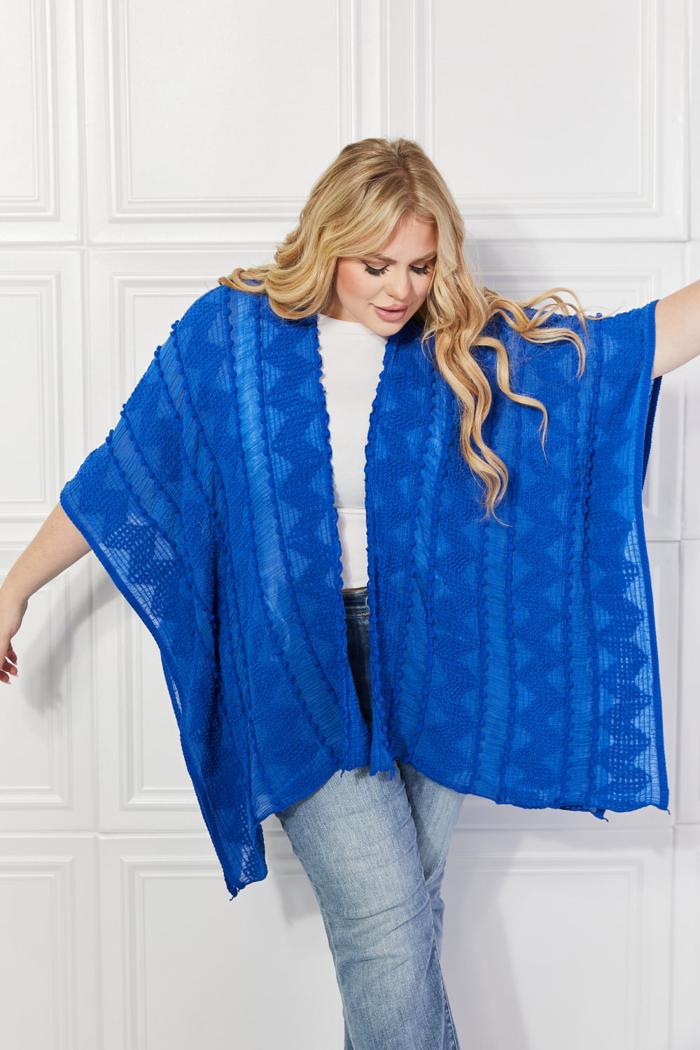 Justin Taylor – Asymmetrischer Poncho-Cardigan mit Pom-Poms in Blau