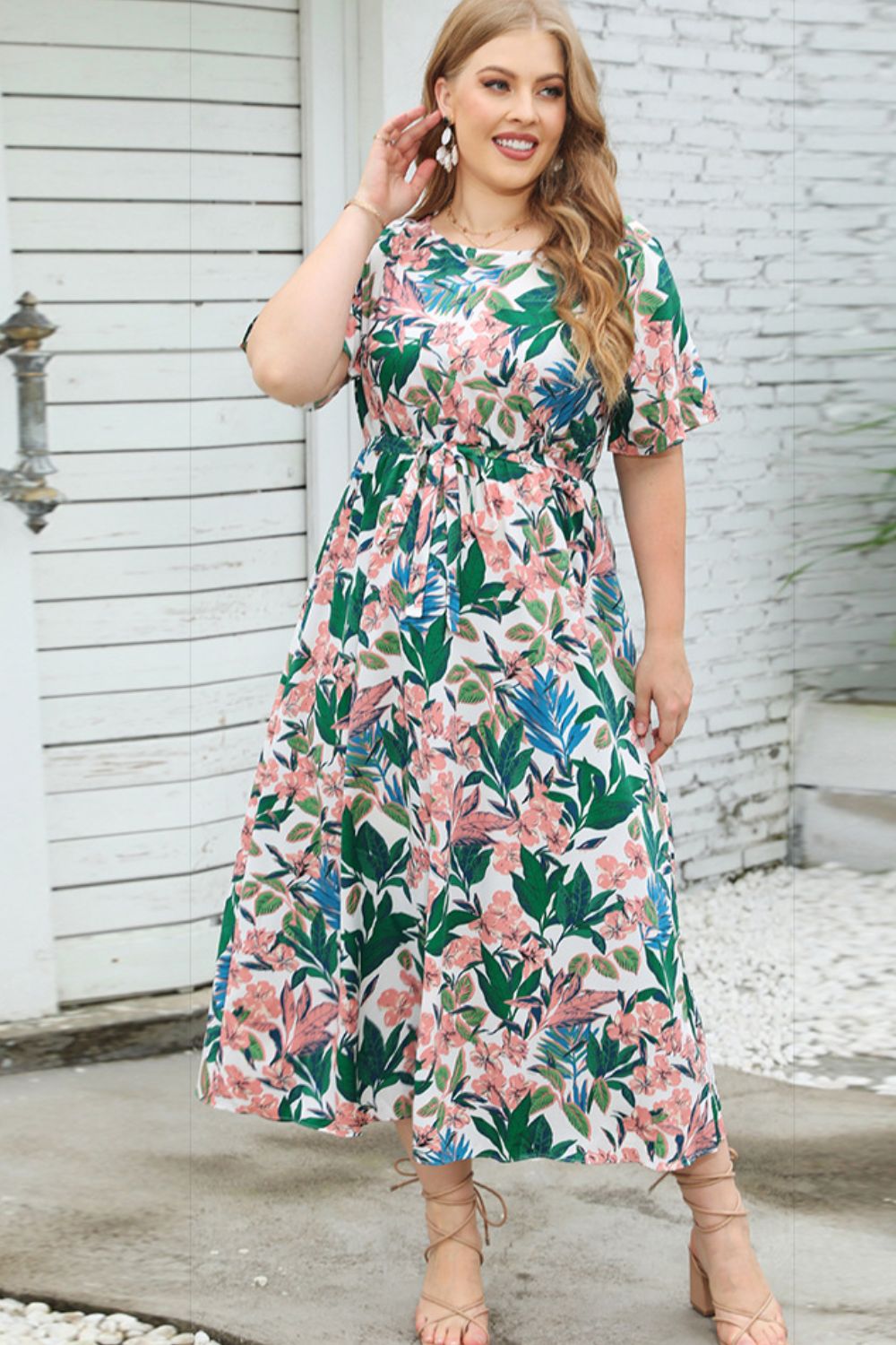 Robe fleurie grande taille à manches courtes et col rond