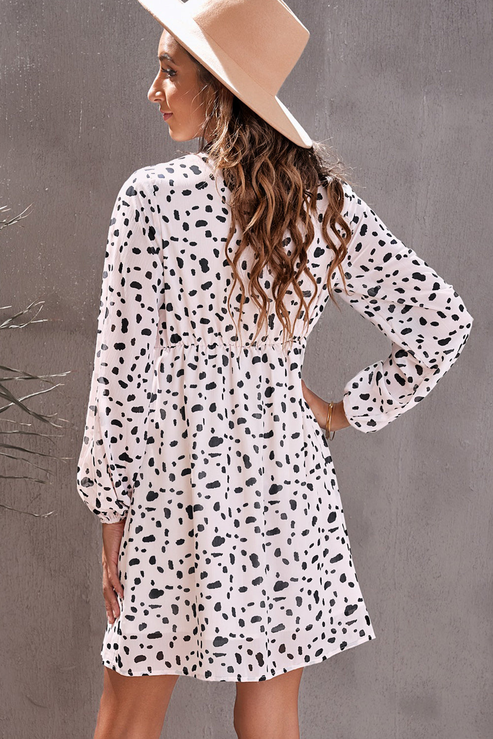Robe à décolleté plongeant et boutons décoratifs imprimés