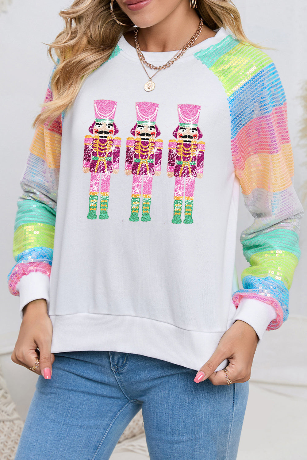 Weißes Sweatshirt mit Pailletten und Colorblock-Ärmeln und Nussknacker-Grafik