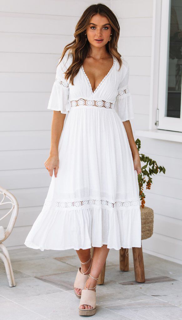 Kleid mit tiefem V-Ausschnitt und Spitzenstickerei
